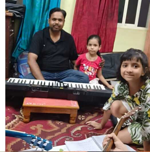 Teacher taking a keyboard class at Natraj Sangeet Center